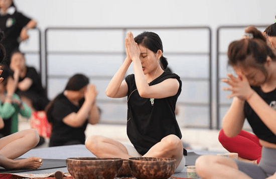 九游体育：引领体育新风尚启航健康新生活——“落日瑜伽”主题活动圆满举行(图1)