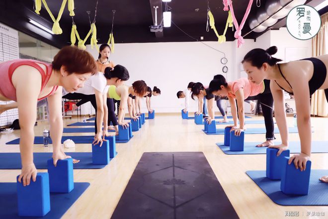 九游体育：正规瑜伽教练培训需要多少钱？瑜伽学校哪家好_首推罗曼(图2)