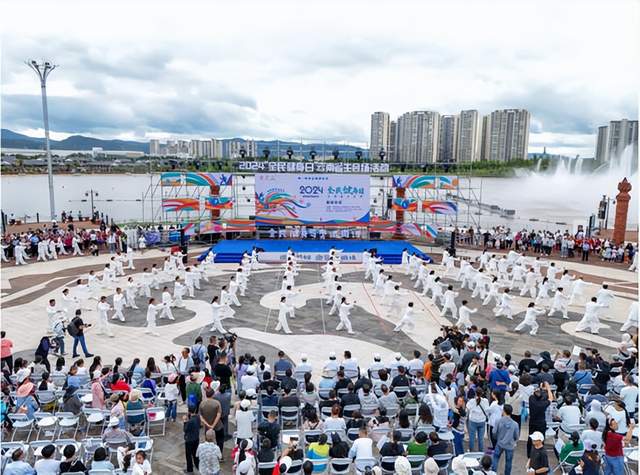 九游体育网站：与奥运同行与健康相伴2024年“全民健身日”云南省主会场在火城楚雄盛大启动点燃“勤锻炼”健身热潮(图1)