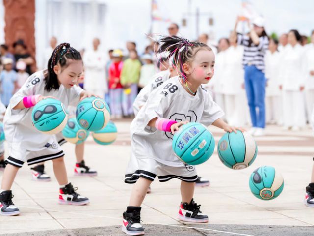九游体育网站：与奥运同行与健康相伴2024年“全民健身日”云南省主会场在火城楚雄盛大启动点燃“勤锻炼”健身热潮(图3)