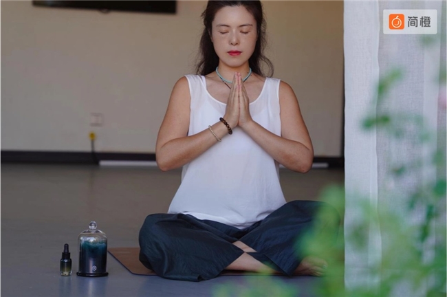 九游体育：简橙瑜伽教头王蕊：为银发群体开创瑜伽学习的新天地(图3)