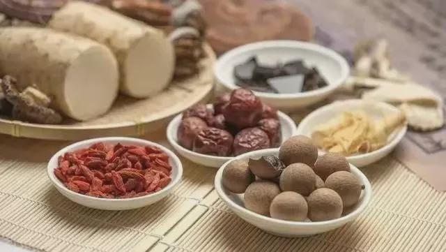 九游体育：【科普】夏天怕冷？多半是阳虚体质中医教你养阳护阳！(图1)