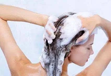 为什么在月经期有的女性一洗澡后月经就没有了？还能洗澡吗？(图1)
