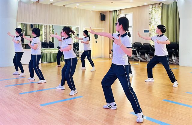 九游体育网站：合肥市宿州路幼儿园教育集团湖畔分园：“瑜”悦身心“锦”绣华章(图4)