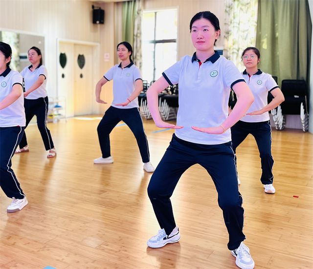 九游体育网站：合肥市宿州路幼儿园教育集团湖畔分园：“瑜”悦身心“锦”绣华章(图5)