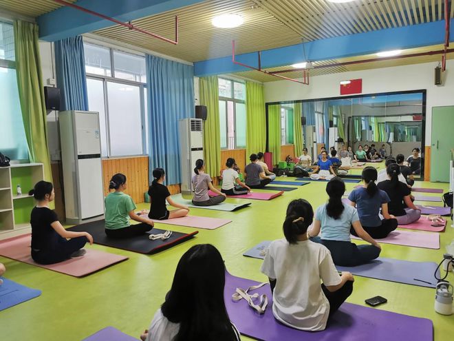 九游体育：这届年轻人晚上……(图2)