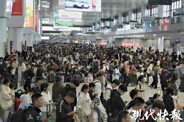 九游体育：返程高峰来啦！10月7日铁路南京站预计发送旅客34万人次(图1)