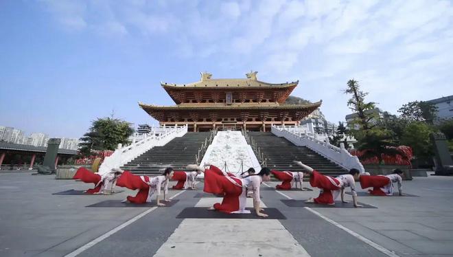 柳江边众人聚会竟然是为了这事(图4)