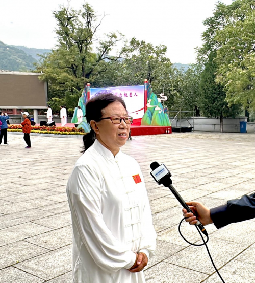 九游体育网站：2024年北京太极老人展演活动团队展演在八大处公园顺利举行(图14)