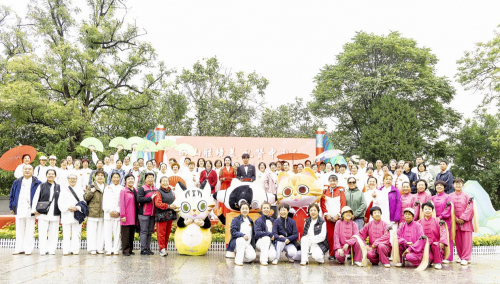 九游体育网站：2024年北京太极老人展演活动团队展演在八大处公园顺利举行(图15)