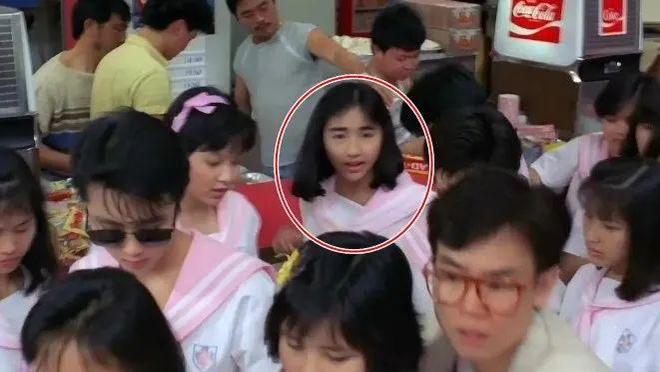 九游体育：78岁黄百鸣做瑜伽高难度动作展现好腰力网友提醒：小心骨头(图8)