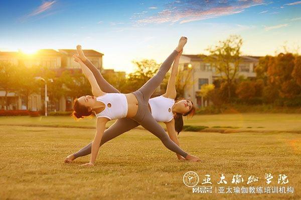 九游体育：瑜伽教练培训学费一般多少钱(图1)