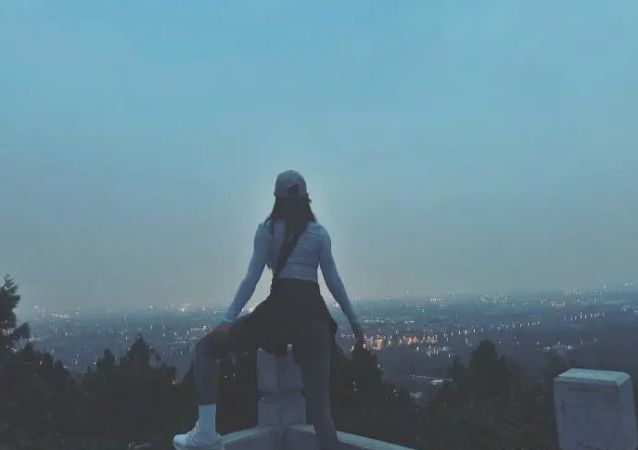 九游体育：赵奕欢穿瑜伽裤爬山曼妙臀腿线条一览无余禁不住让人浮想联翩(图3)