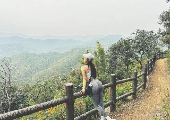 九游体育：赵奕欢穿瑜伽裤爬山曼妙臀腿线条一览无余禁不住让人浮想联翩(图1)