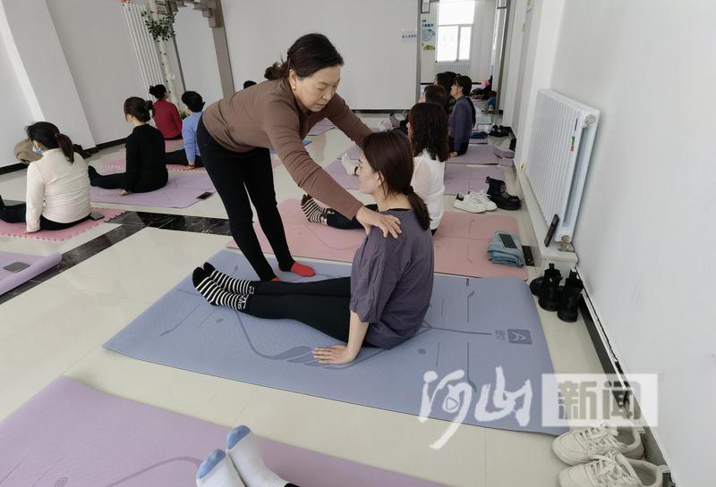 张北全民练瑜伽提振“精气神”(图2)