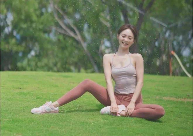 九游体育：小姐姐户外草地练瑜伽身材匀称曼妙气质出众(图4)