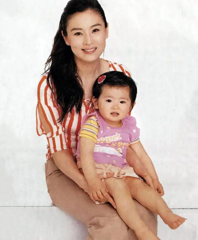 刚生女儿就被离婚独自养娃25年的演员赵明明风光背后全是泪水(图16)