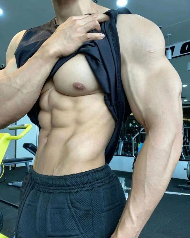 8个HIIT训练动作消耗脂肪加快胸肌腹肌出现！(图1)