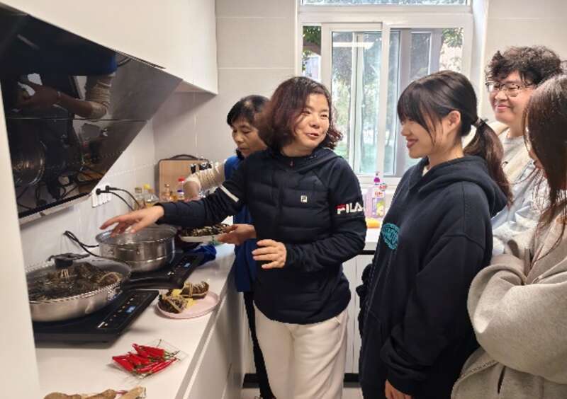 蒜泥大虾、清蒸大闸蟹上海交大宿管阿姨教学生做饭(图2)