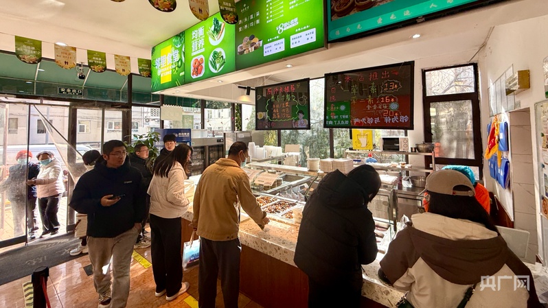 【人民城市·温情中国】山西太原社区食堂小餐桌服务大民生(图3)