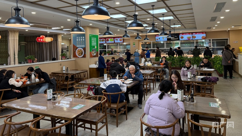 【人民城市·温情中国】山西太原社区食堂小餐桌服务大民生(图2)