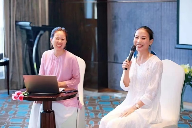 九游体育：知音谷携手玲玲老师：脉轮瑜伽引领中老年女性身心疗愈新风尚(图2)