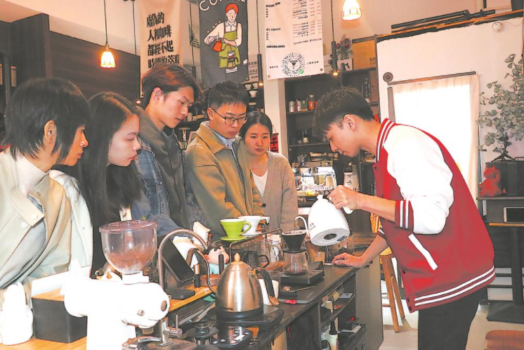 九游体育：安溪县青年夜校课程火爆(图2)