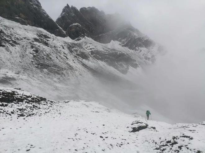九游体育：两名中国攀登者登顶日乌且峰；游客大牯牛山纵火取暖犀牛说(图3)