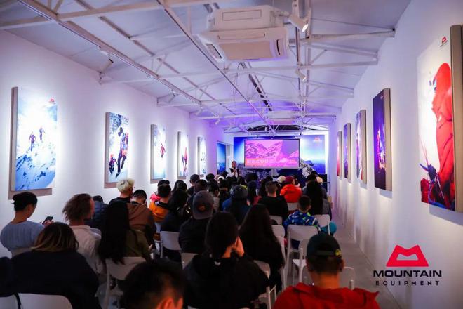 九游体育：两名中国攀登者登顶日乌且峰；游客大牯牛山纵火取暖犀牛说(图13)