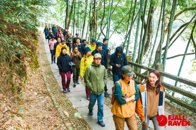 九游体育：两名中国攀登者登顶日乌且峰；游客大牯牛山纵火取暖犀牛说(图25)