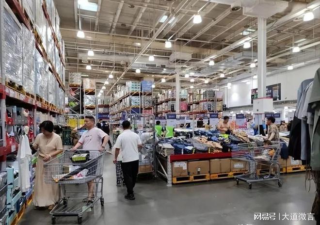 割不动了！中产家庭涌向超市买衣服奢侈品销售断崖式下跌(图1)