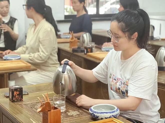 九游体育网站：“金”夜六点半喊你动起来啦！技能提升还是瘦身塑形任你挑选！(图4)