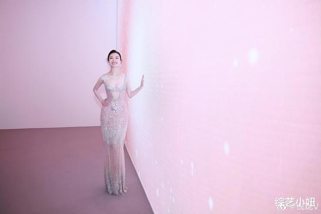身材嘎嘎滴！倪妮晒健身小成果肱二头肌吸睛(图3)