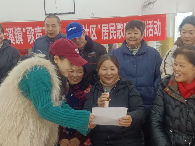 九游体育：壮溪镇开展“歌声飞扬魅力社区”居民歌唱培训活动(图2)
