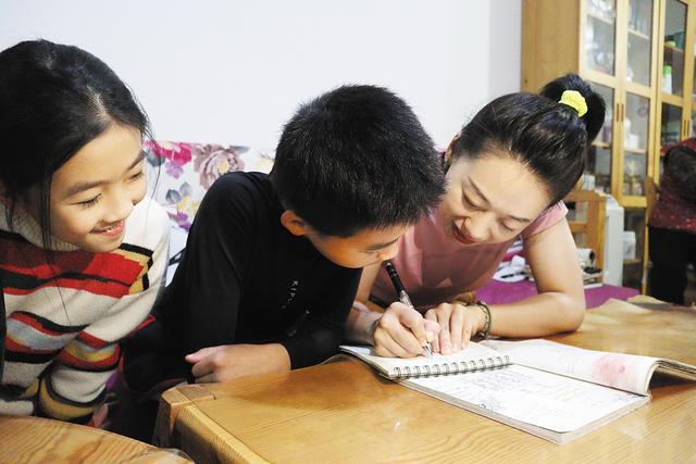 九游体育：纵览·9张｜瑜伽师与足球教练(图6)
