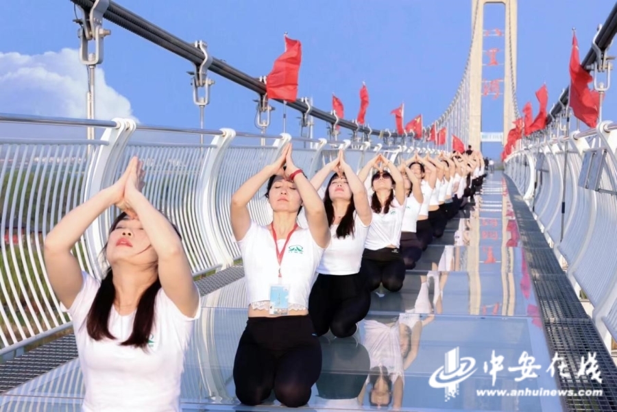 惊艳时光！百名美女齐聚安徽八里河练瑜伽(图2)