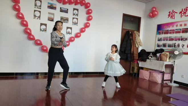九游体育网站：瑜伽班年末联欢会(图2)