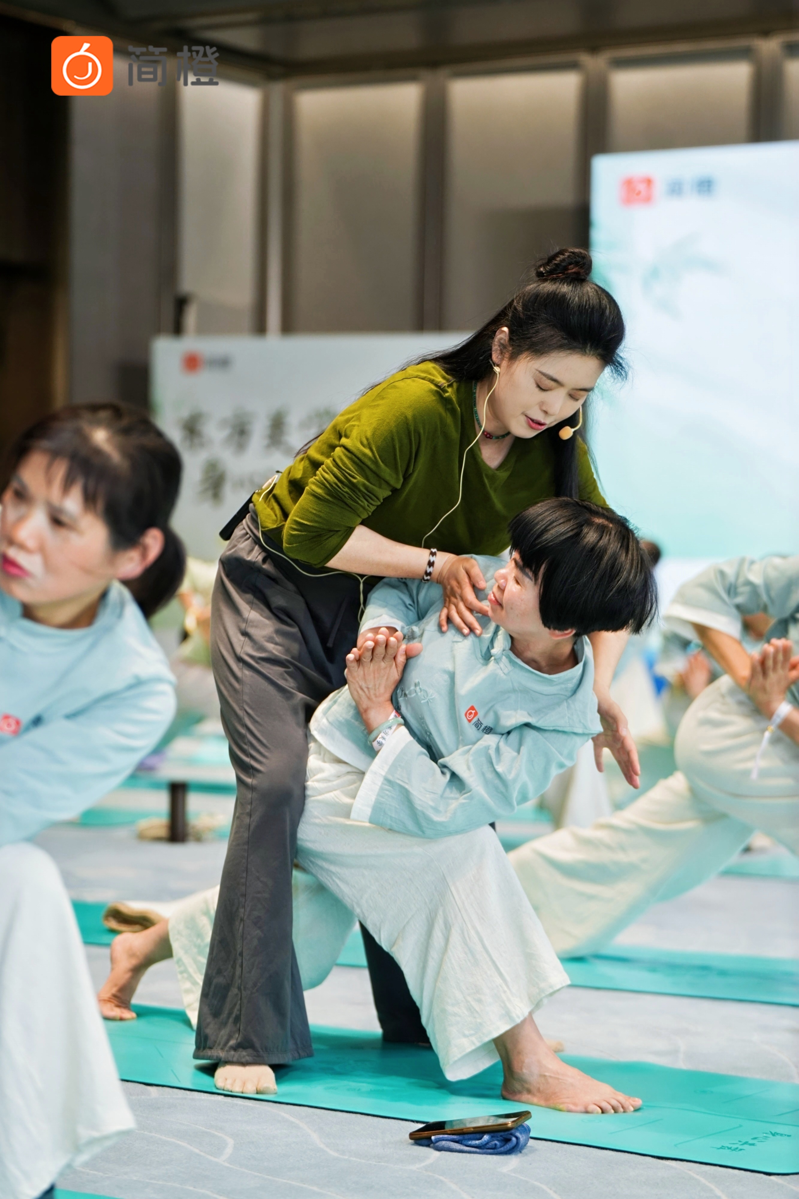 九游体育：第二届简橙【瑜悦生活伽】线下活动圆满举办：东方美学赋能乐龄女性开启健康生活新篇章(图2)