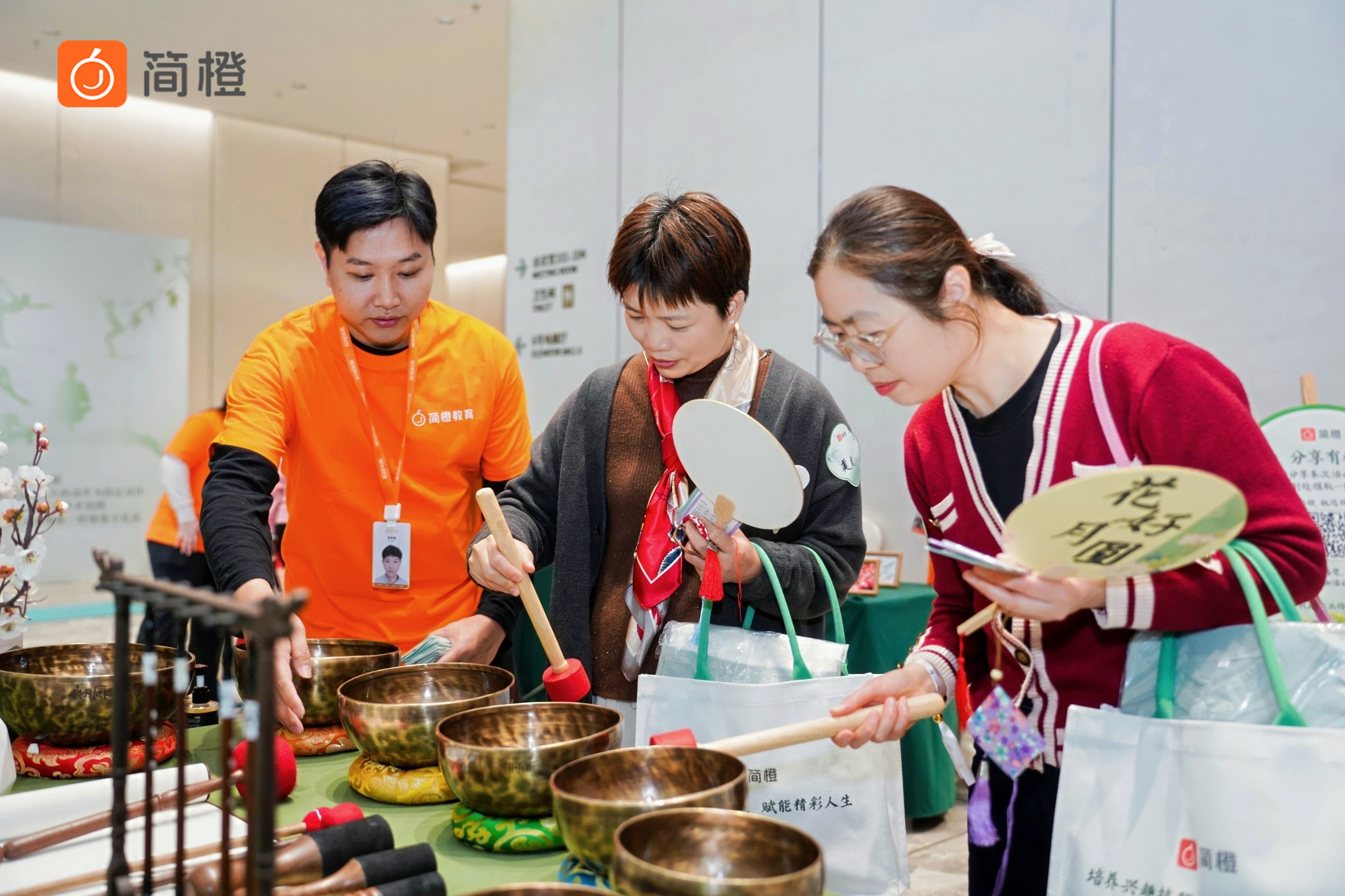 九游体育：第二届简橙【瑜悦生活伽】线下活动圆满举办：东方美学赋能乐龄女性开启健康生活新篇章(图4)