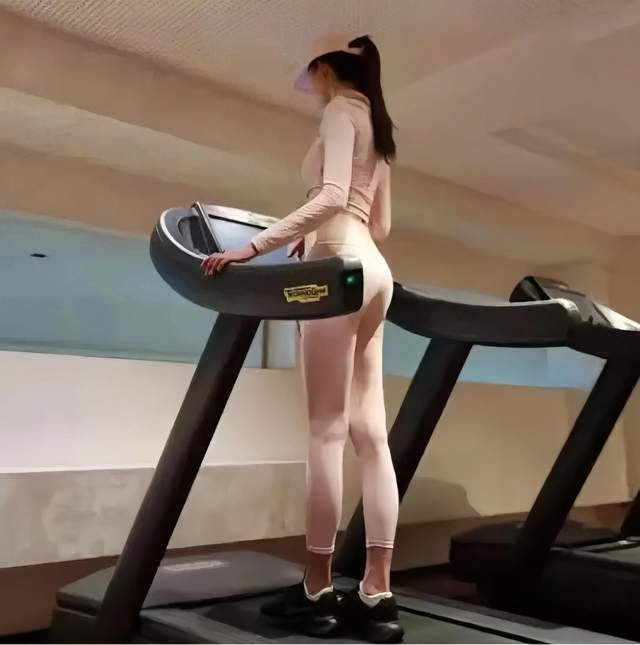 林志玲大方晒健身照穿粉色瑜伽服秀腰臀比50岁看着像25岁娇媚(图1)