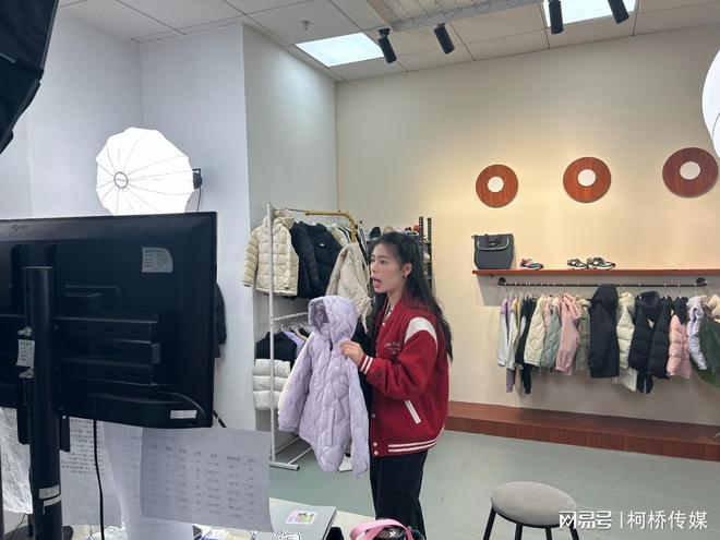 轻纺城服装市场直播电商基地企业复工正当时(图2)