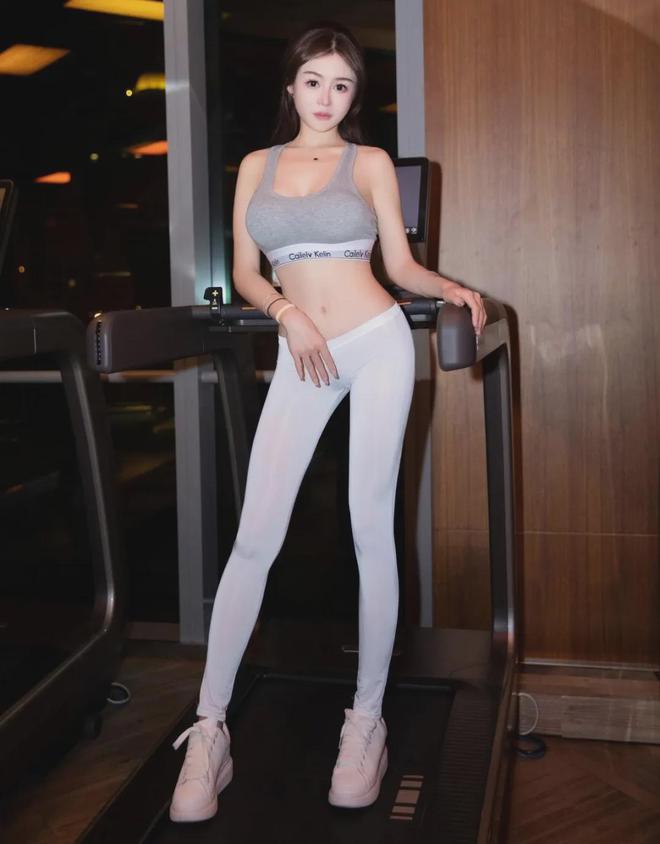 九游体育：林幼一放大招白色半透明瑜伽裤杀疯了健身房的美态惊艳到失控(图6)