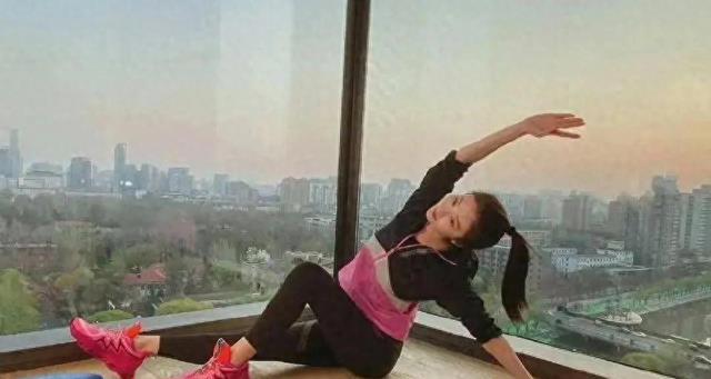 景甜穿瑜伽服在大户型豪宅里晒运动身材棒体态好好想拥有(图1)