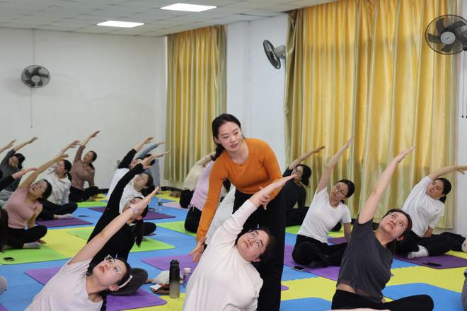 九游体育：郑州财经学院第三期教职工瑜伽培训班顺利开班(图2)
