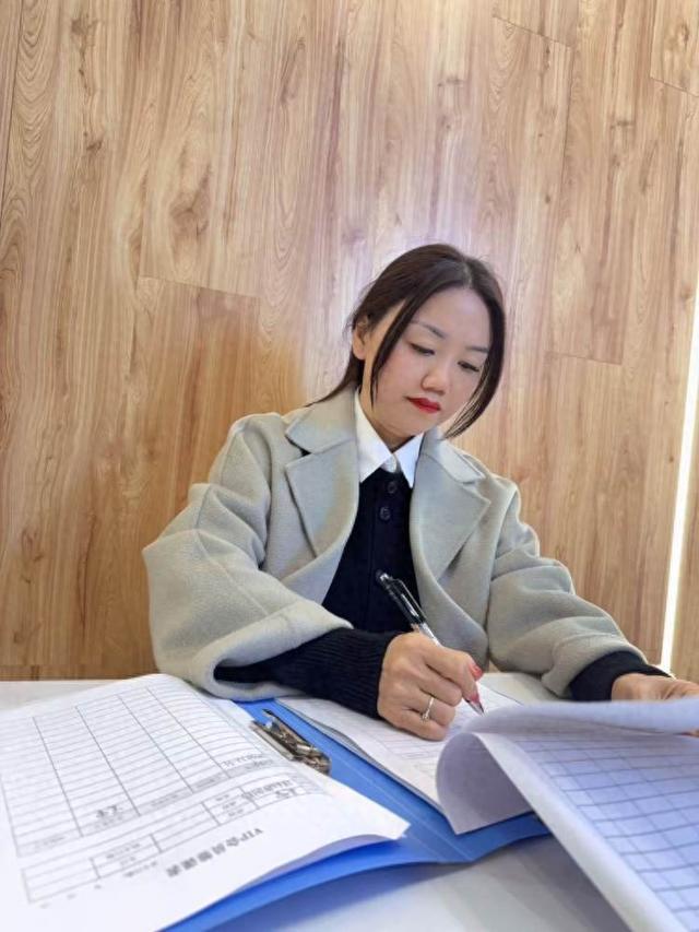 九游体育：健康微课·甩肉行动｜甩掉60斤赘肉她从“病号”变成瑜伽教练(图1)