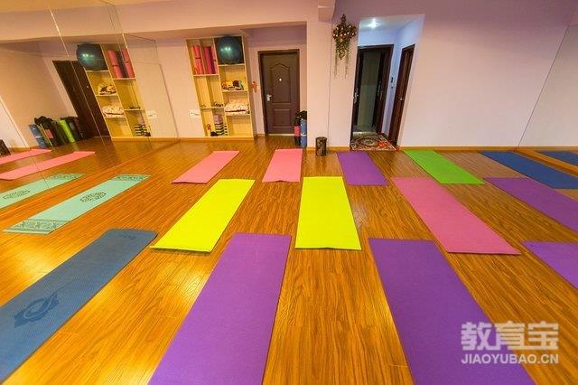 九游体育：练瑜伽时标准瑜伽体式详解动作(图1)