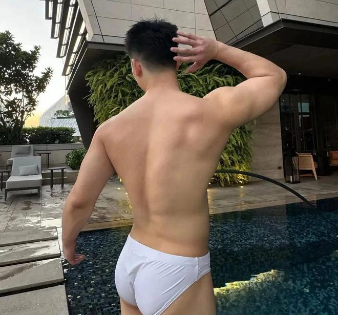 5个背部训练动作强化背阔肌打造倒三角身材！(图2)