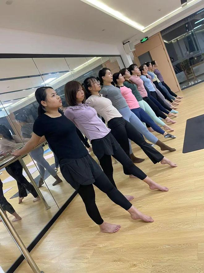 当瑜伽遇见青春！15小时课程见证成长轨迹→(图4)