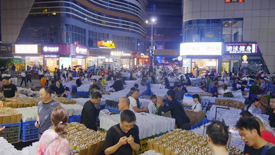 昆明呈贡：夜间经济活力绽放点亮“五一”消费新图景_新华网(图2)