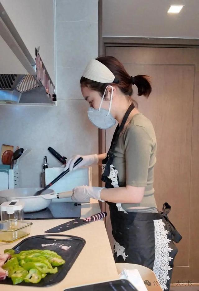 九游体育网站：女子穿瑜伽裤上门做饭月入2万元称：不是为流量健身服是日常穿搭(图1)